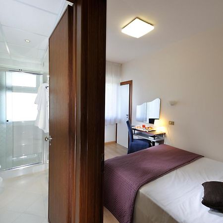 Hotel Eros Lignano Sabbiadoro Exterior foto